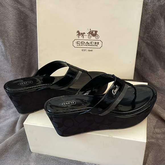 Woman’s Coach platform sandals. 9.5M Jody crinkle patent black leather. - Picture 4 of 7